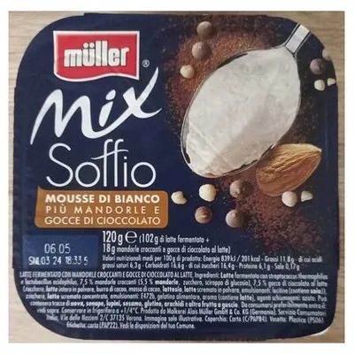 Müller Mix Soffio yogurt with white mousse and almonds in chocolate coating, 120 g