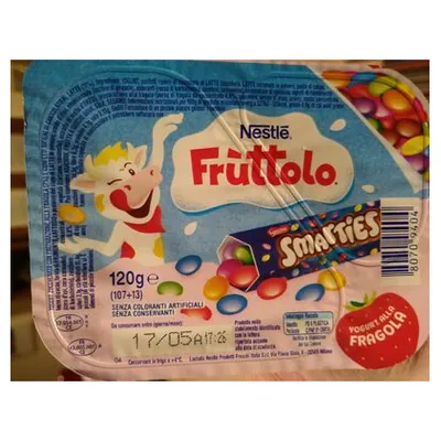 Nestlé Frùttolo strawberry yogurt with Smarties, 120 g