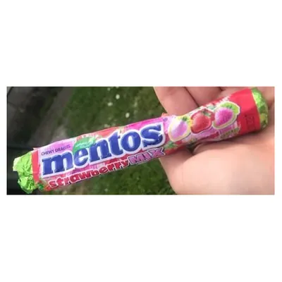 Mentos клубничный микс драже