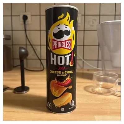 Pringles Hot Flamin' Cheese crisps, 160 g