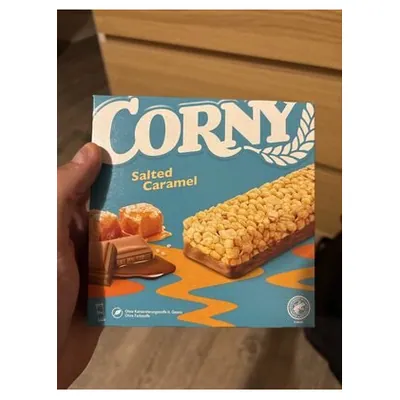Corny мюсли-батончик с соленой карамелью